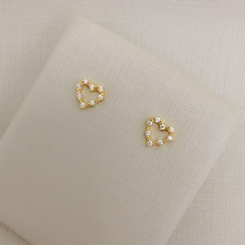 07.2796.1.O - Brinco silhueta de coração com zircônias espaçadas.