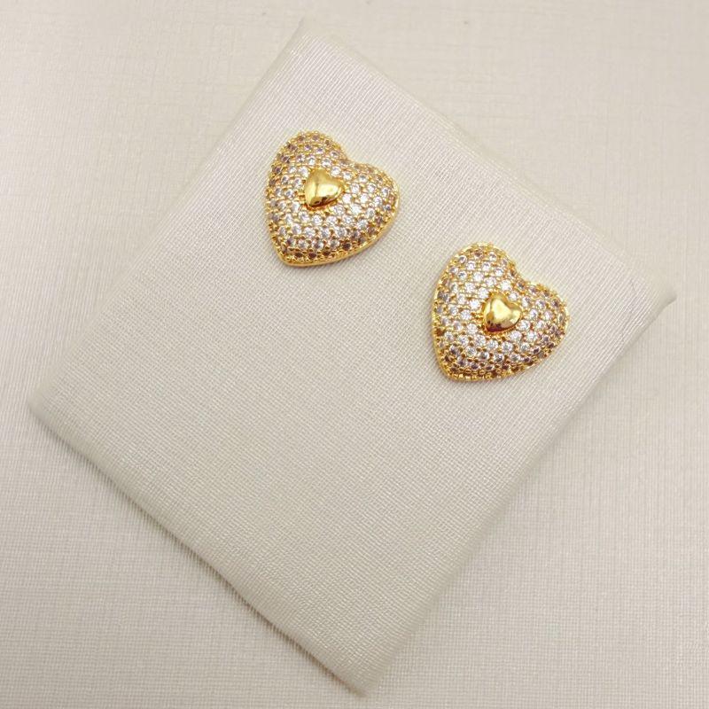 07.2848.1.O - Brinco de formato coração cravejado com central em mini coração liso
