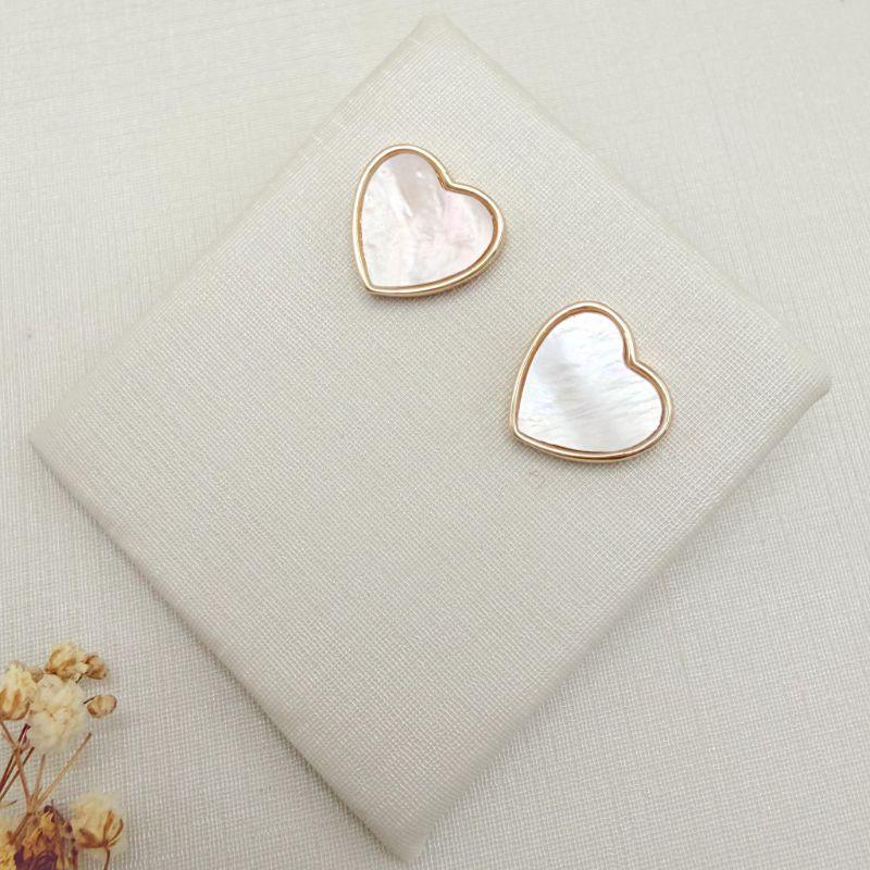 07.2850.15.O - Brinco em coração de madre pérola com borda reta lisa