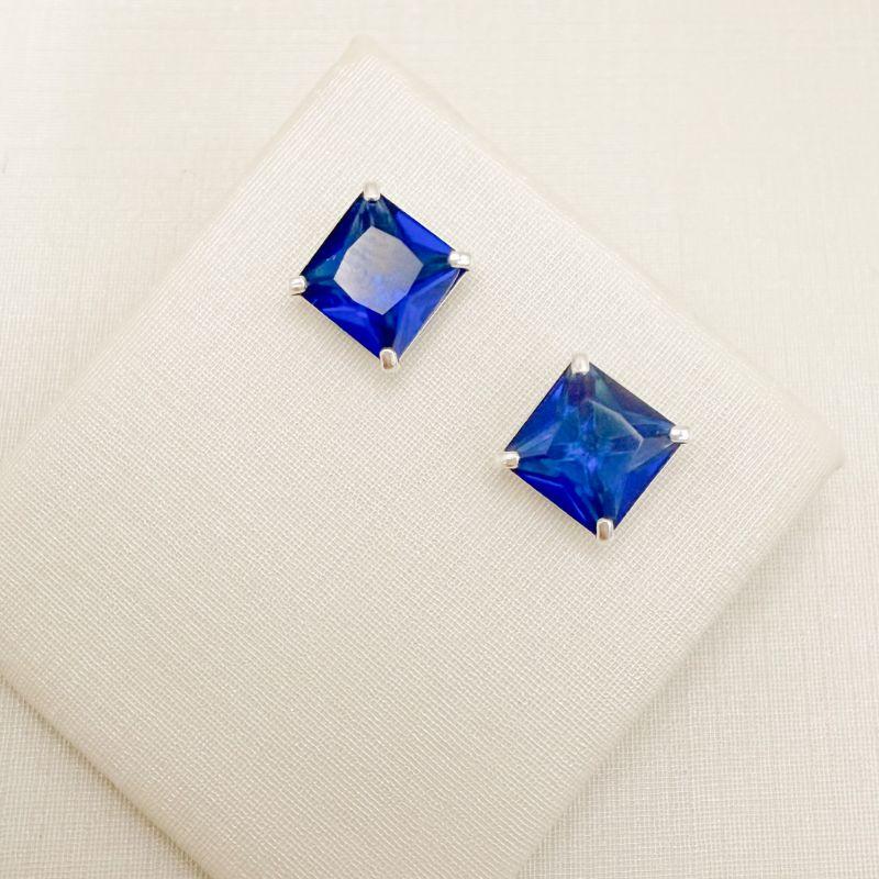 07.2876.4.S - (Tam.G) Brinco ponto de luz em pedra carrê de 8mm