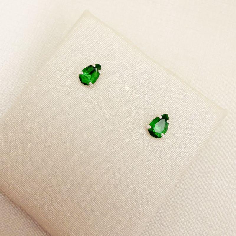 07.2877.5.S - (Tam.P) Brinco ponto de luz em formato gota com cravação de garras