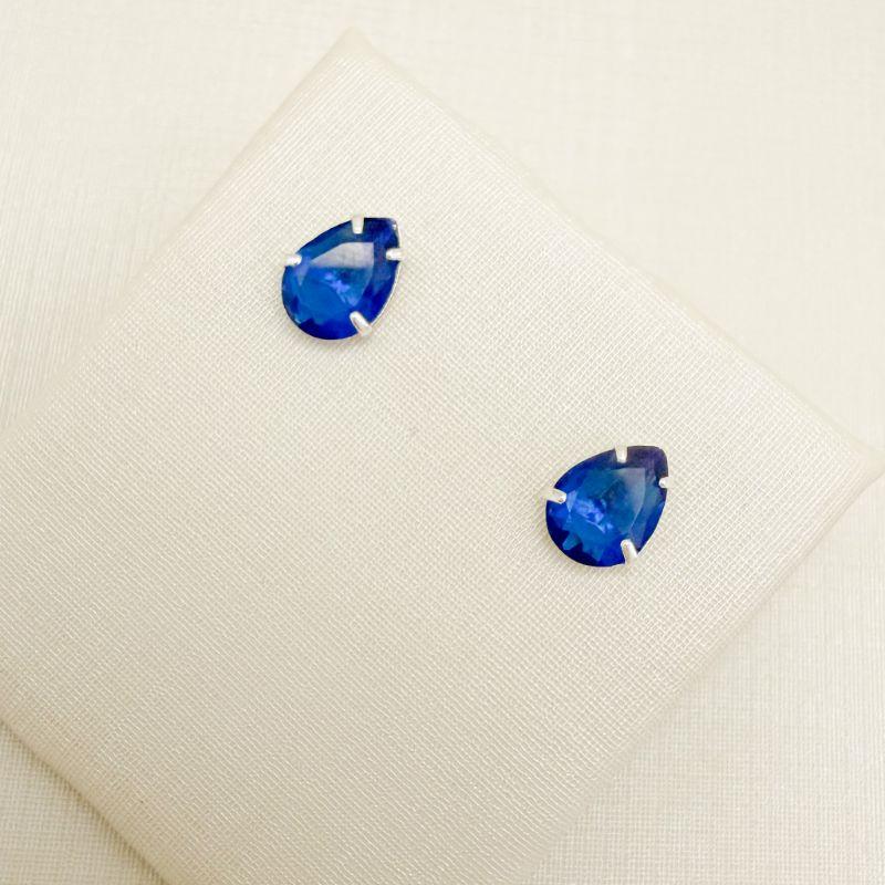 07.2878.4.S - (Tam.G) Brinco ponto de luz em formato gota com cravação de garras