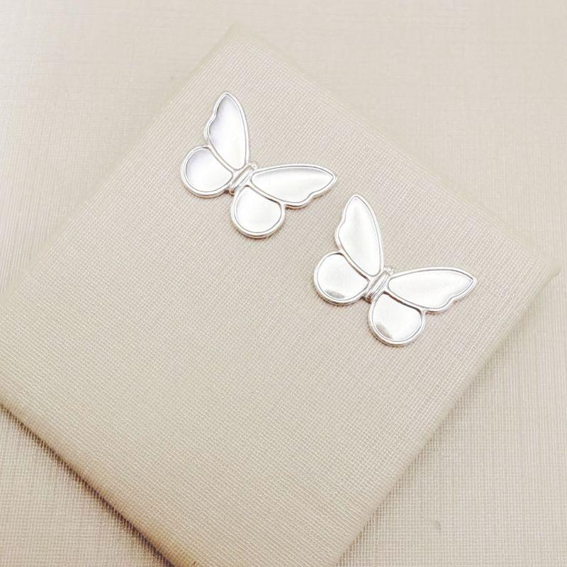 07.2879.0.S - Brinco de chapa lisa em formato borboleta com bordas lisas desenhadas