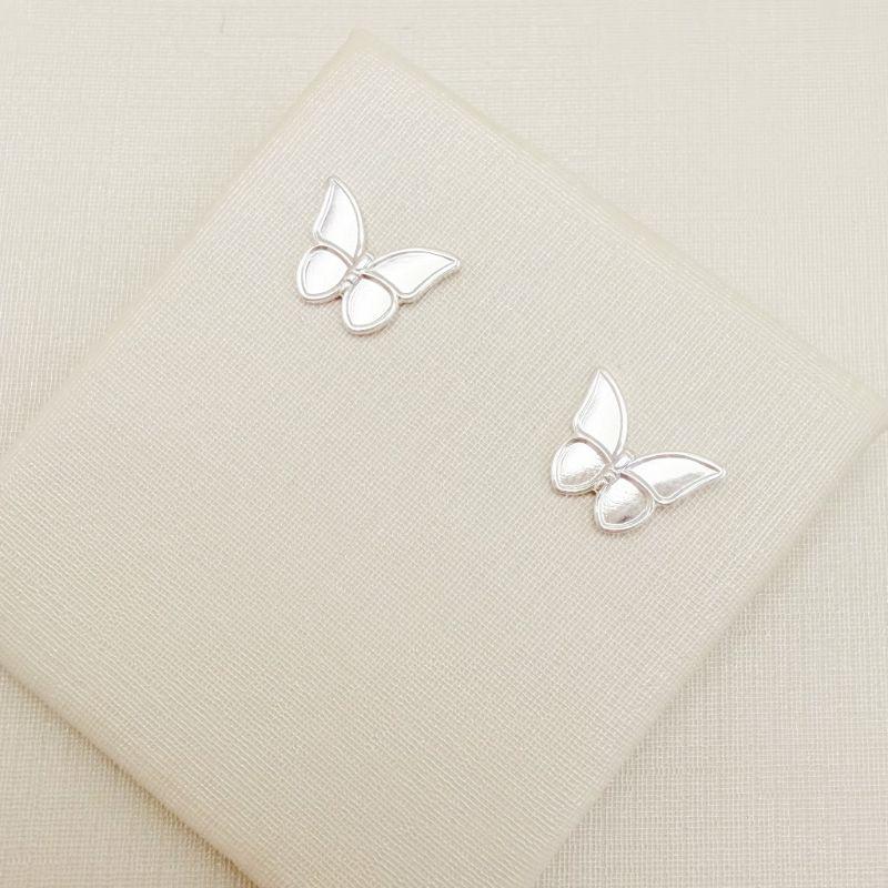 07.2883.0.S - Brinco de formato borboleta em chapa lisa com brodas lisas