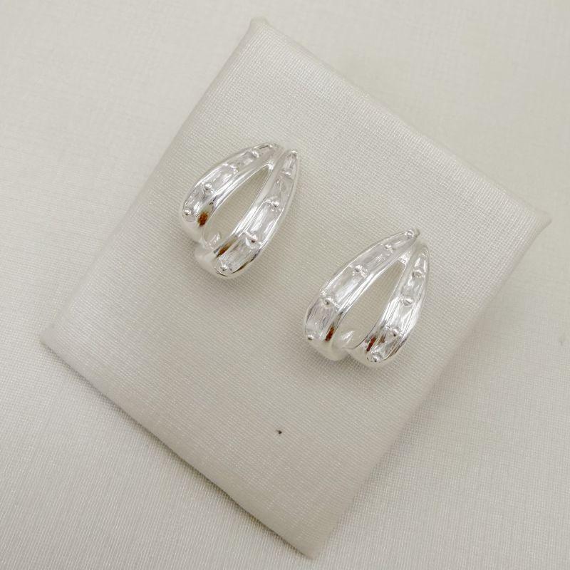 07.2885.1.S - Brinco de dois traços com pedras baguetes compridas com curva J