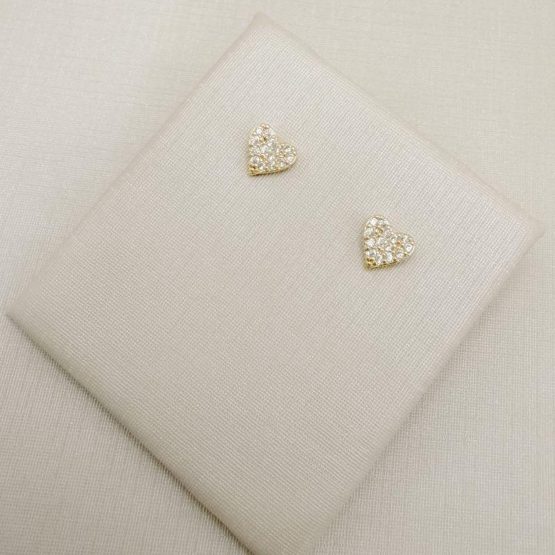 07.2886.1.O - (Tam.P) Brinco de formato coração cravejado com efeito dobrado central