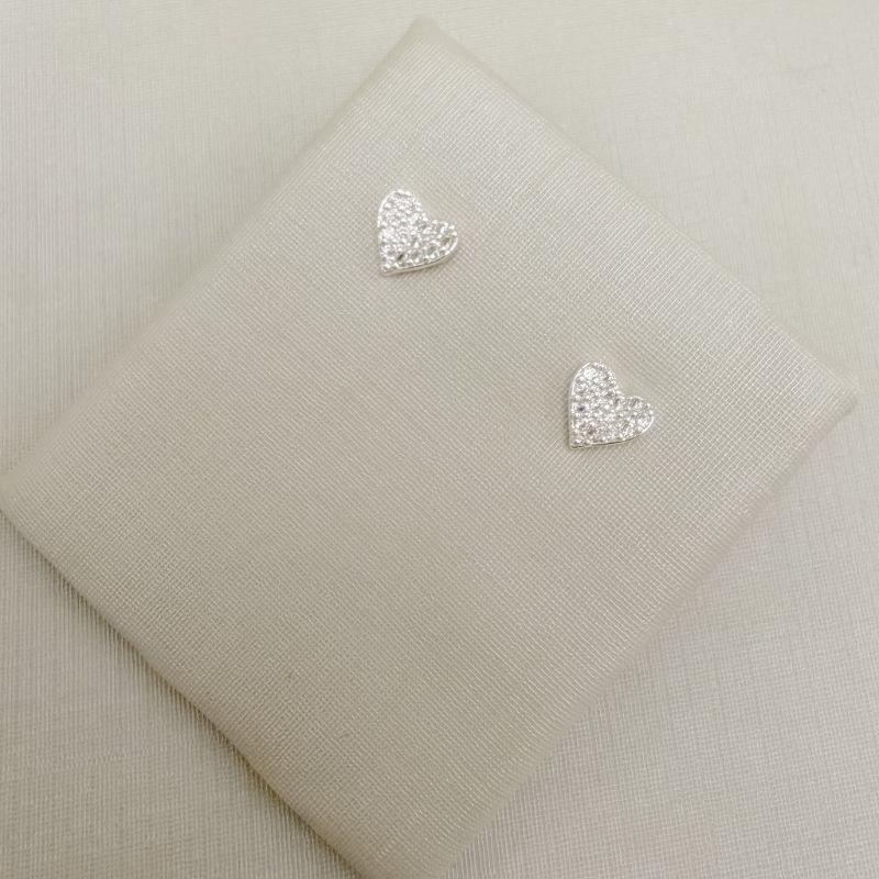 07.2886.1.S - (Tam.P) Brinco de formato coração cravejado com efeito dobrado central