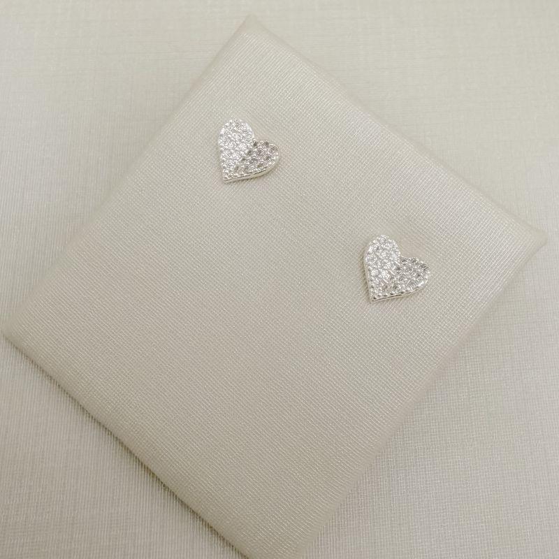 07.2887.1.S - (Tam.M) Brinco de formato coração cravejado com efeito dobrado central