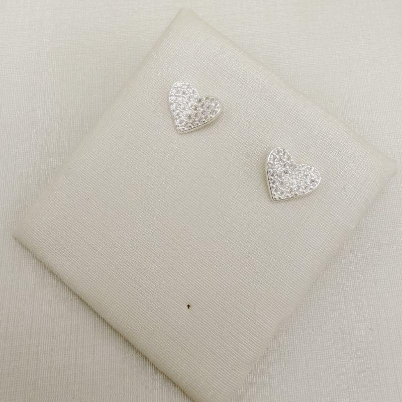 07.2888.1.S - (Tam.G) Brinco de formato coração cravejado com efeito dobrado central
