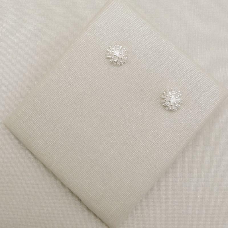 07.2889.0.S - (Tam.P) Brinco liso de efeito fogoscom bolinhas nas pontas