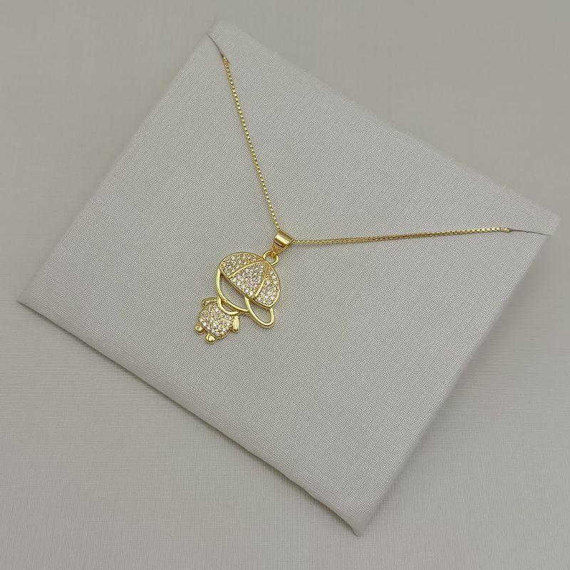 09.2005.1.O - (45) Colar de pingente menino grande cravejado