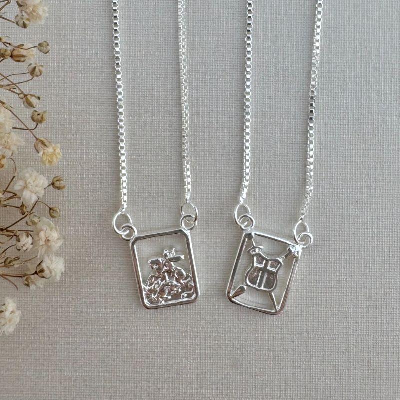 09.2134.0.S - (62) Escapulario de veneziana com imagens de escudo e São Jorge