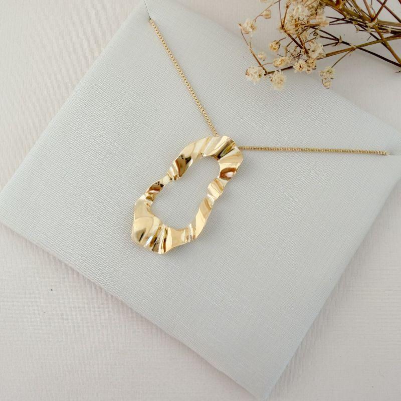 09.2401.0.O - (45) Colar de pingente oval em chapa vazada com efeito orgânico