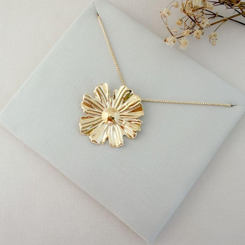 09.2402.0.O - (45) Colar de pingente de chapa em formato flor desenhada