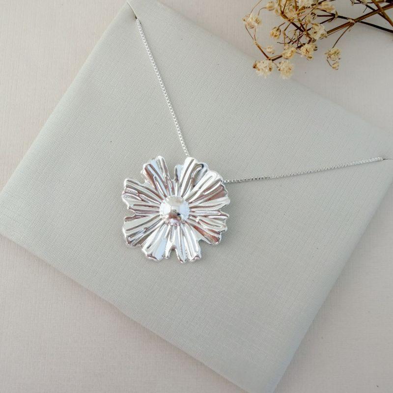 09.2402.0.S - (45) Colar de pingente de chapa em formato flor desenhada