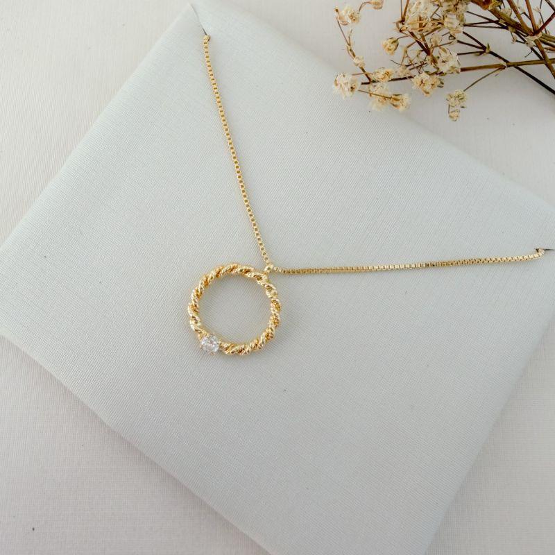 09.2406.1.O - (45) Colar com pingente circular em cordas trançadas com ponto de luz em parte inferior