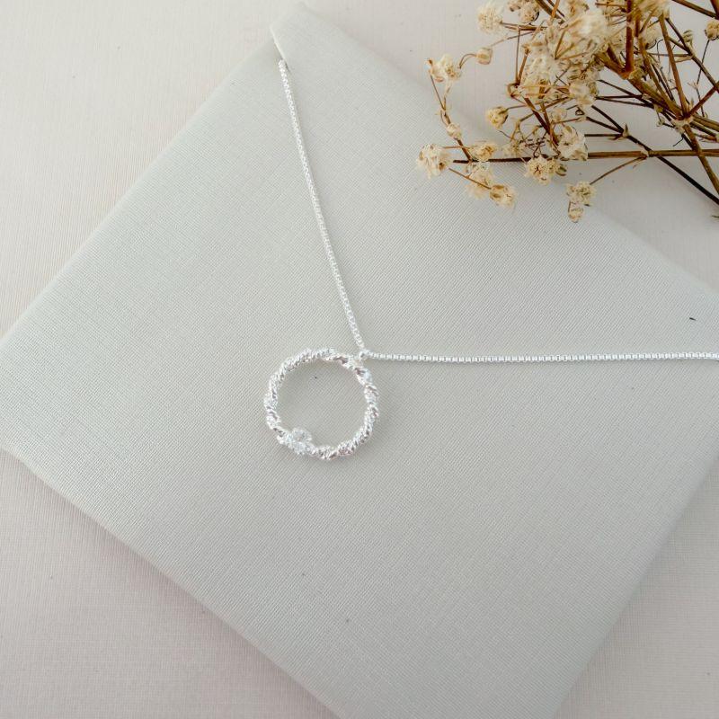 09.2406.1.S - (45) Colar com pingente circular em cordas trançadas com ponto de luz em parte inferior