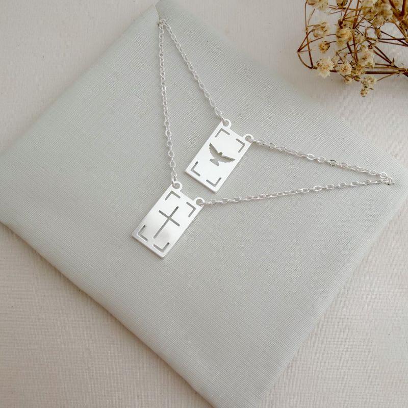 09.2419.0.S - (60) Escapulario de 16mmem corrente americana com imagens de cruz e espírito santo entalhados