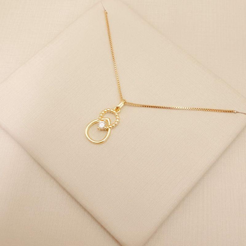 09.2422.1.O - Colar com pingente infinito de duas gotas, sendo uma pontilhada e outra lisa com ponto de luz no centro.