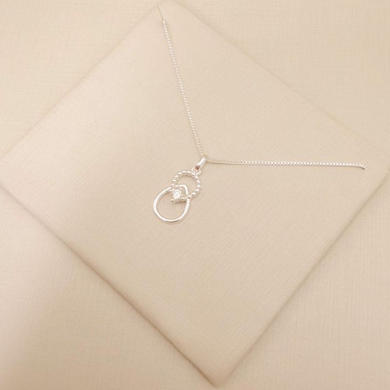 09.2422.1.S - Colar com pingente infinito de duas gotas, sendo uma pontilhada e outra lisa com ponto de luz no centro.