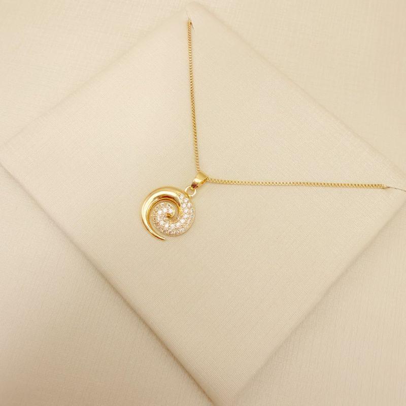 09.2423.1.O - Colar com pingente espiral meio cravejado.