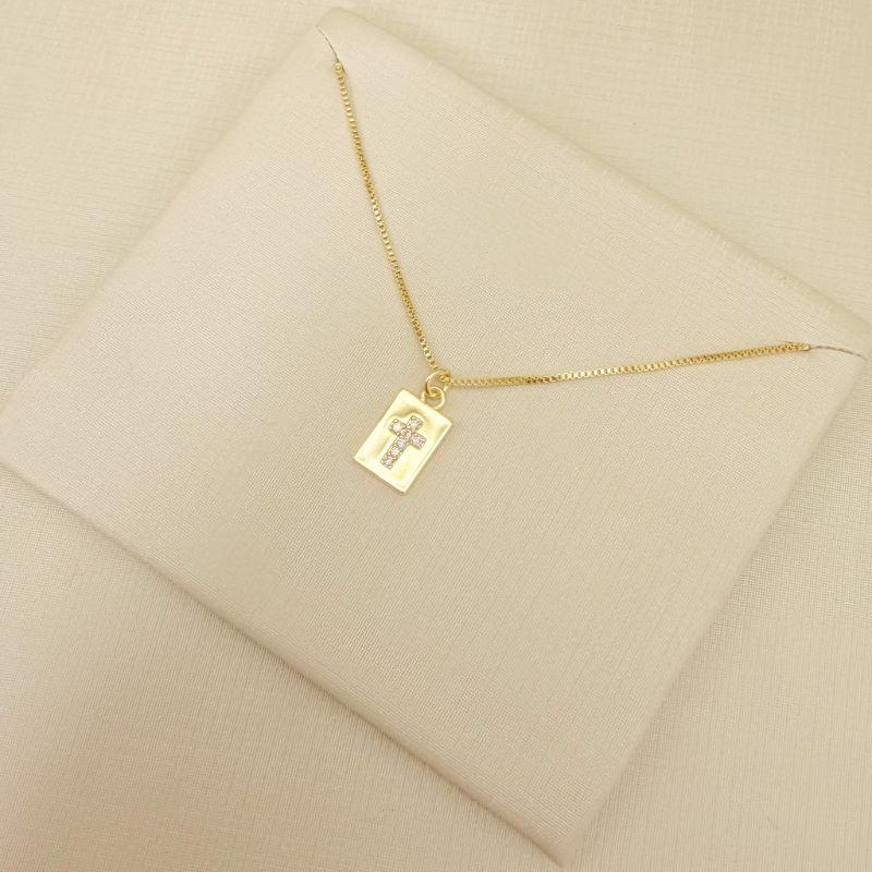 09.2425.1.O - (46cm) Colar pingente placa 8x11mm com cruz cravejada, corrente veneziana.