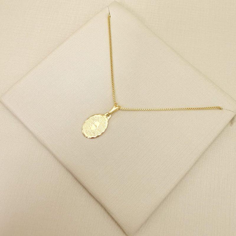 09.2434.0.O - (45) Colar pingente oval com oração do Pai Nosso, corrente veneziana.