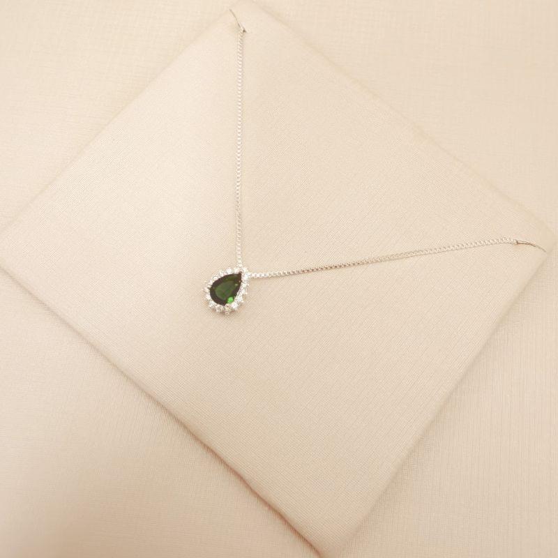 09.2439.5.S - (45) Colar pingente gota verde e borda com cravação pirâmide.