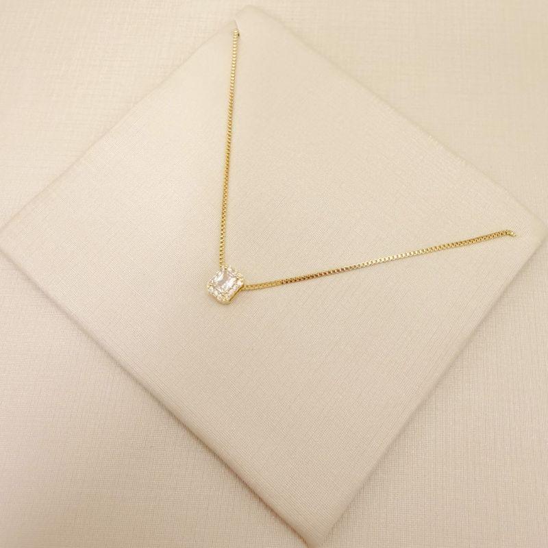 09.2440.1.O - (45) Colar com pingente retangular de zircônia com borda cravejada, pingente com galeria, corrente veziana.