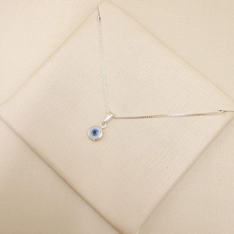 09.2442.20.S - (45) Colar com pingente de olho grego branco, corrente veneziana.