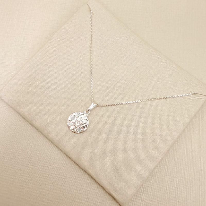 09.2444.0.S - (45) Colar com medalha e oito desenhos das fases da lua em baixo relevo, corrente veneziana.