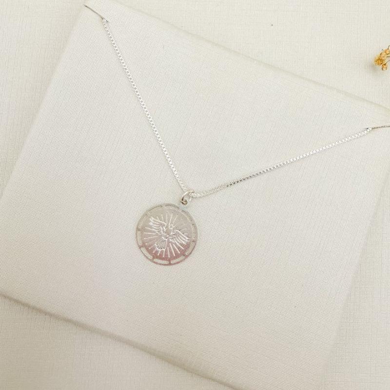 09.2454.0.S - (45) Colar de veneziana com pingente moeda com pomba da paz