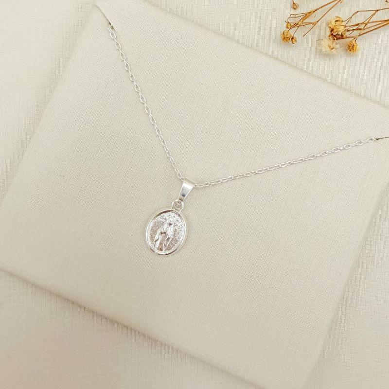 09.2460.0.S - (45) Colar de cartier com pingente oval de Nossa Senhora de Guadalupe