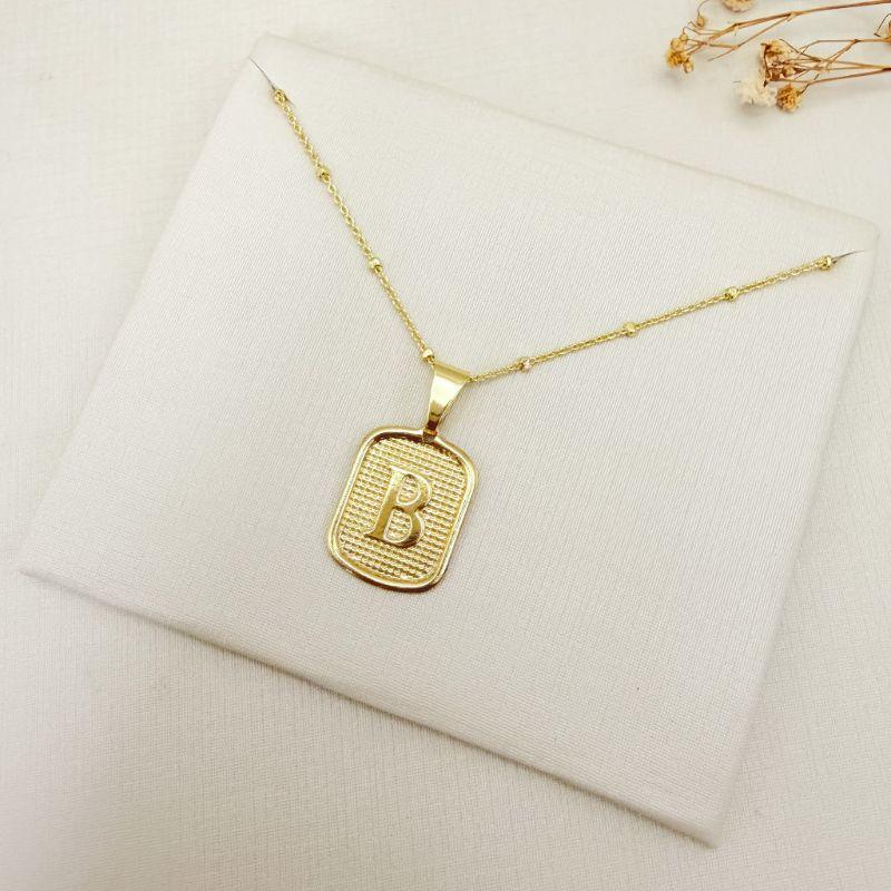 09.2465.0.O - (45 - Letra B) Colar de bolinhas com pingente de letra em chapa retangular