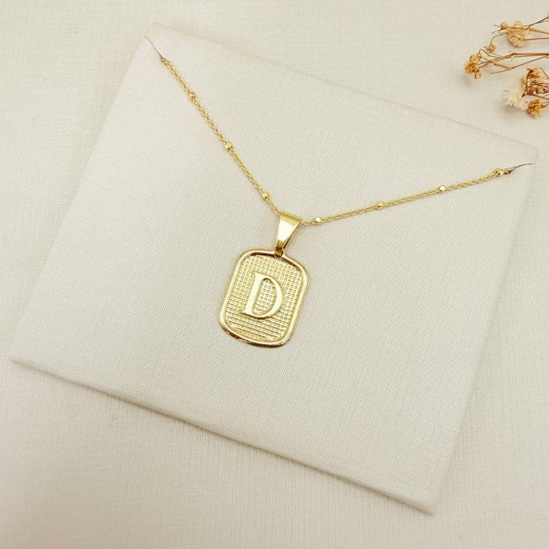 09.2465.0.O - (45 - Letra D) Colar de bolinhas com pingente de letra em chapa retangular