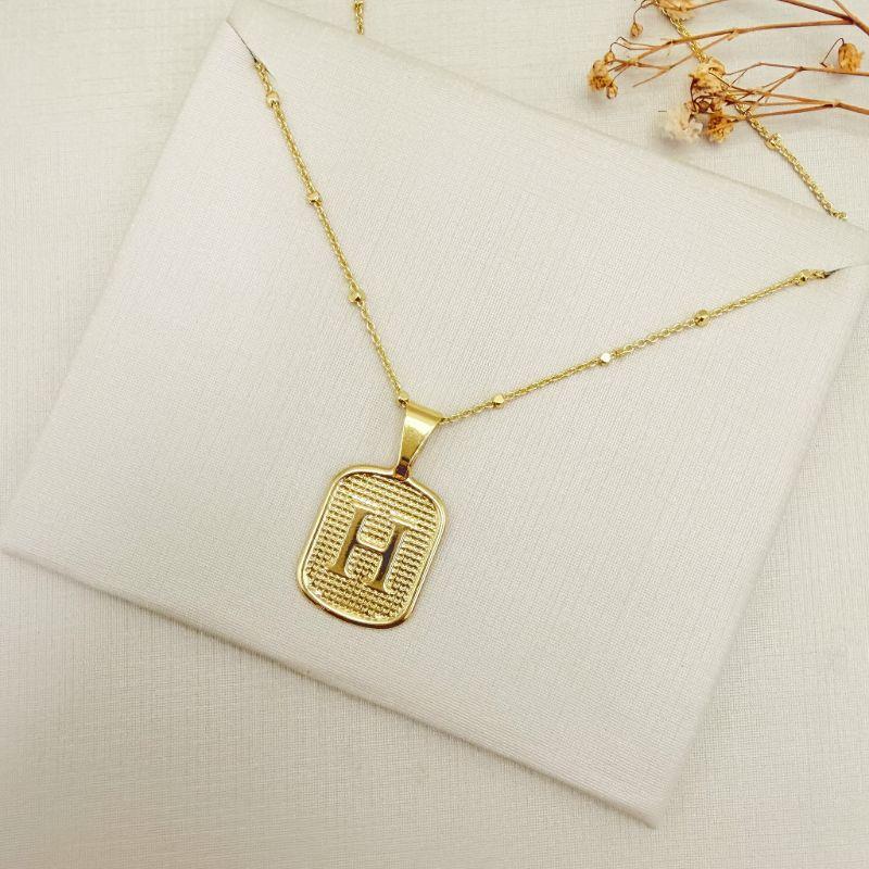 09.2465.0.O - (45 - Letra H) Colar de bolinhas com pingente de letra em chapa retangular