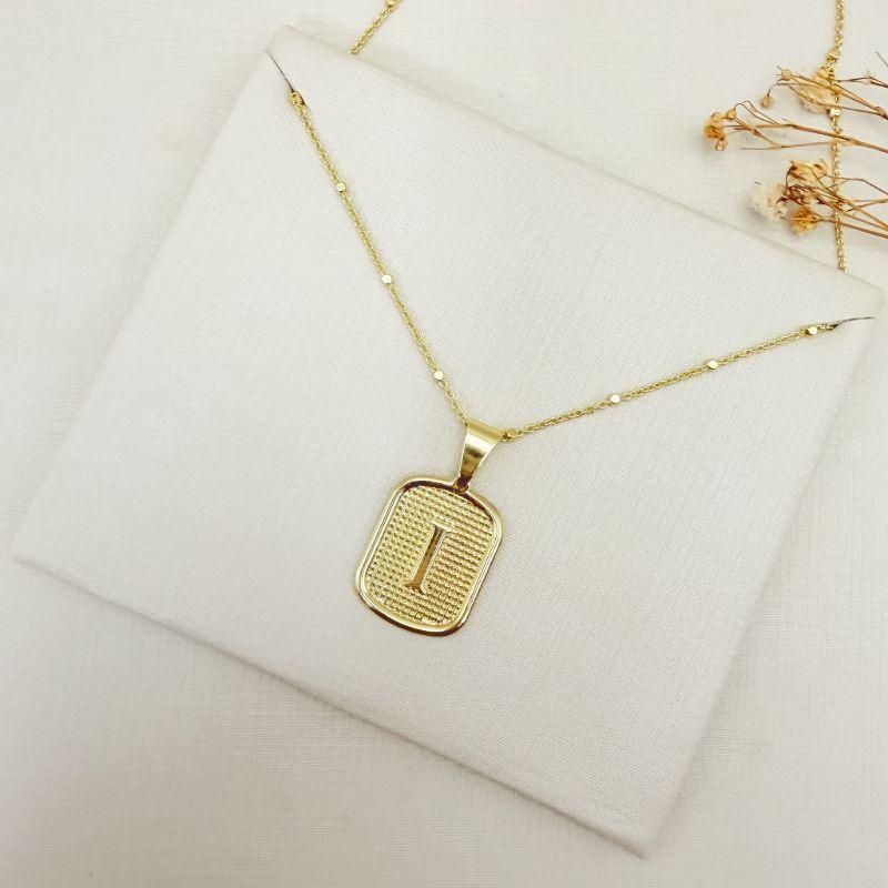 09.2465.0.O - (45 - Letra I) Colar de bolinhas com pingente de letra em chapa retangular