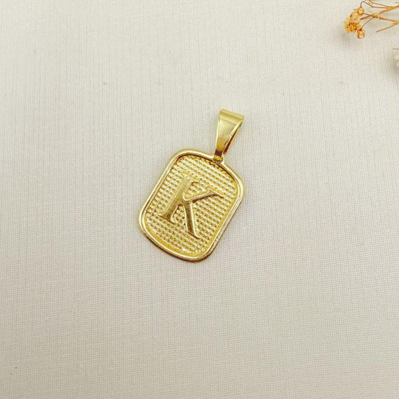 09.2465.0.O - (45 - Letra K) Colar de bolinhas com pingente de letra em chapa retangular