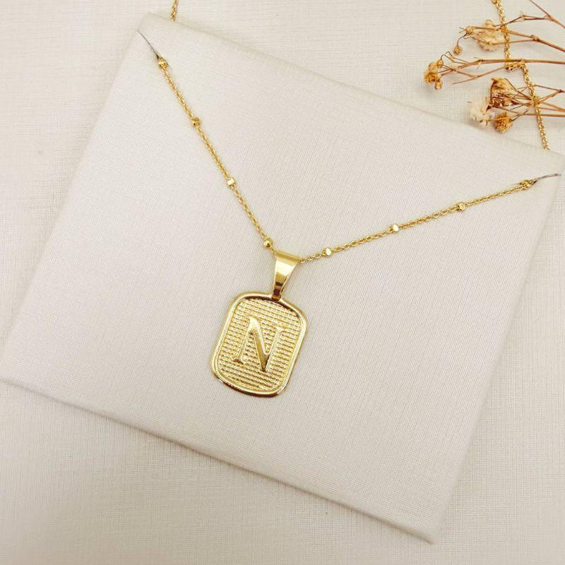 09.2465.0.O - (45 - Letra N) Colar de bolinhas com pingente de letra em chapa retangular