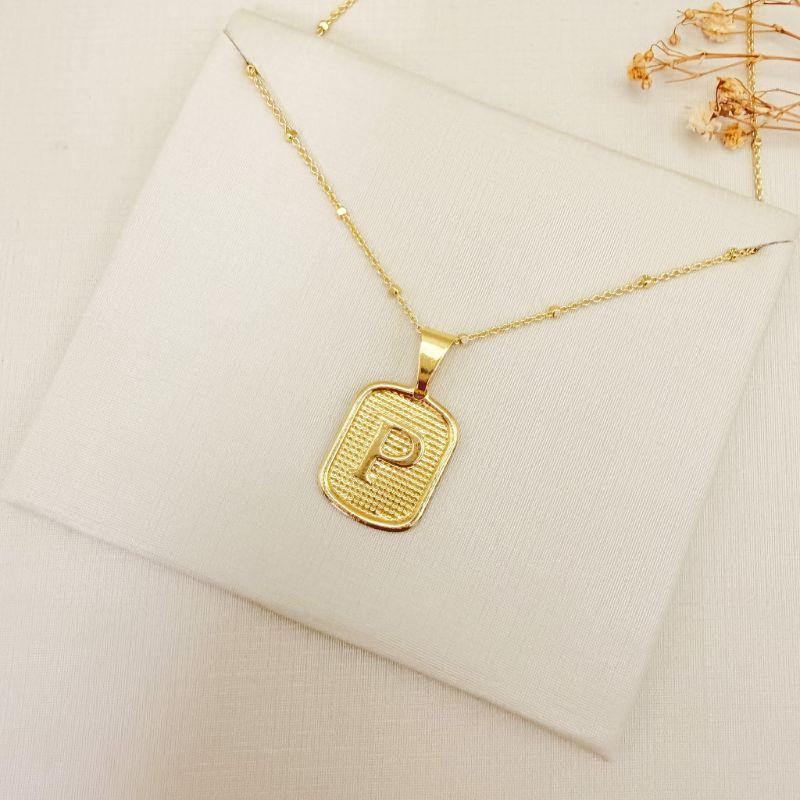 09.2465.0.O - (45 - Letra P) Colar de bolinhas com pingente de letra em chapa retangular