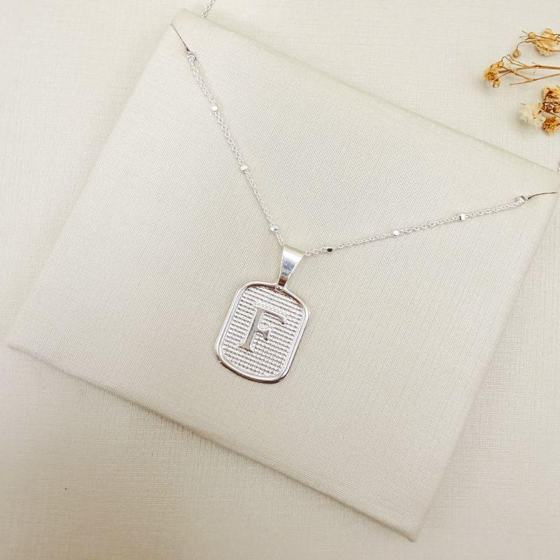 09.2465.0.S - (45 - Letra F) Colar de bolinhas com pingente de letra em chapa retangular