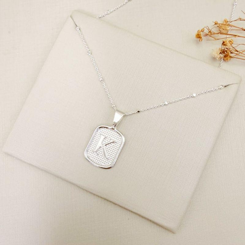 09.2465.0.S - (45 - Letra K) Colar de bolinhas com pingente de letra em chapa retangular