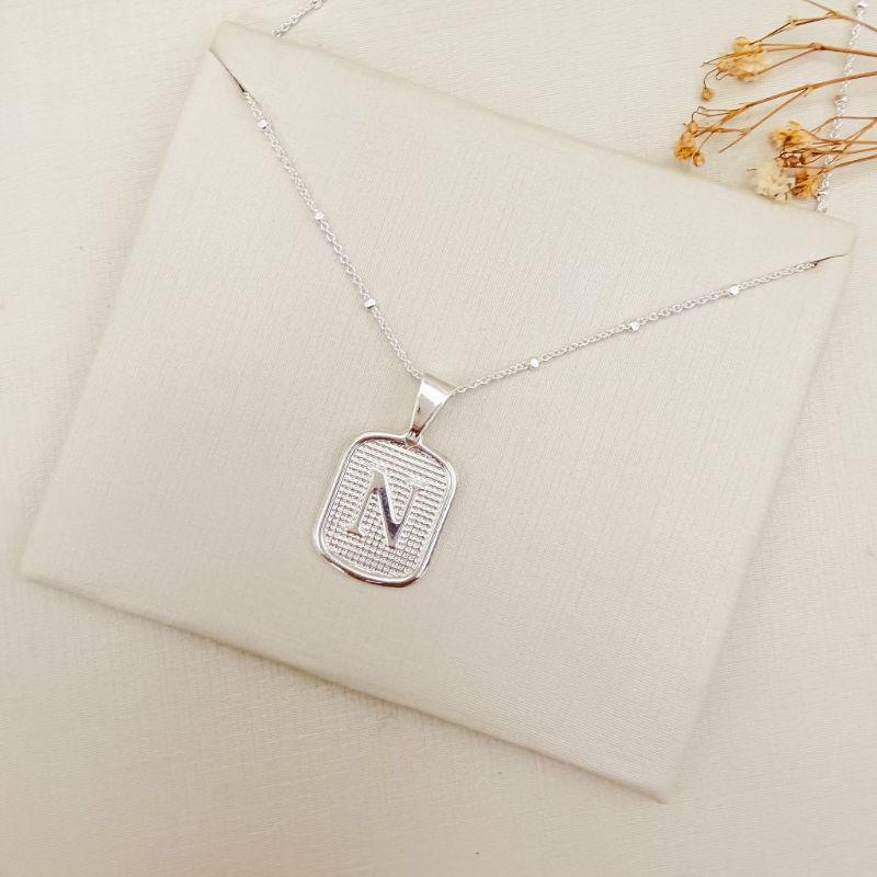 09.2465.0.S - (45 - Letra N) Colar de bolinhas com pingente de letra em chapa retangular