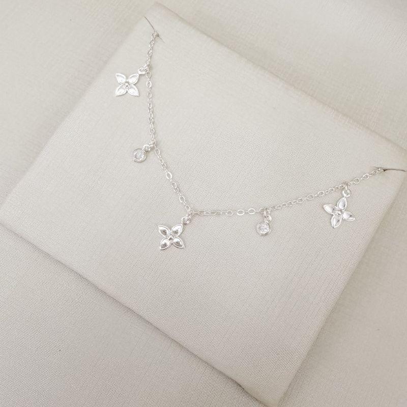 09.2471.1.S - (35) Colar de elos americanos com pingente de flor quatro pétalas e ponto de luz