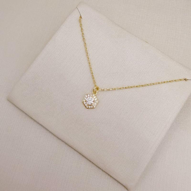 09.2499.1.O - (45) Colar de elos americanos com pingente hexagonal cravejado