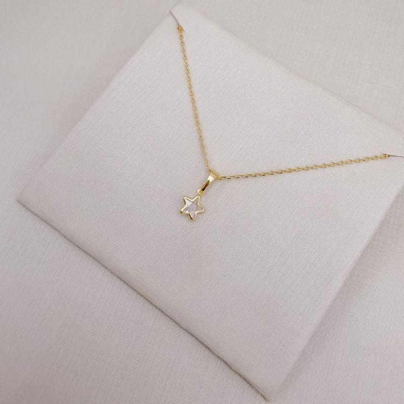 09.2500.1.O - (45) Colar de elos americanos com pingente de ponto de luz em formato estrela