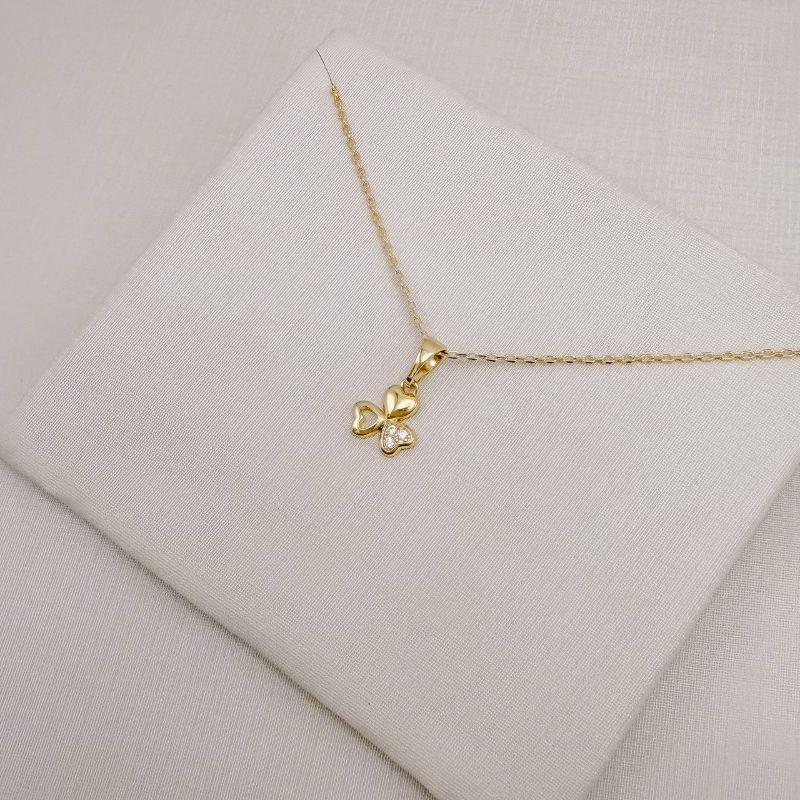 09.2501.1.O - (45) Colar de elos americanos com pingente trevo, cada pétala única