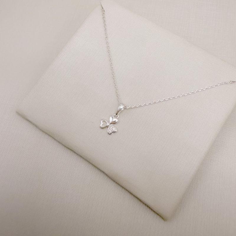 09.2501.1.S - (45) Colar de elos americanos com pingente trevo, cada pétala única