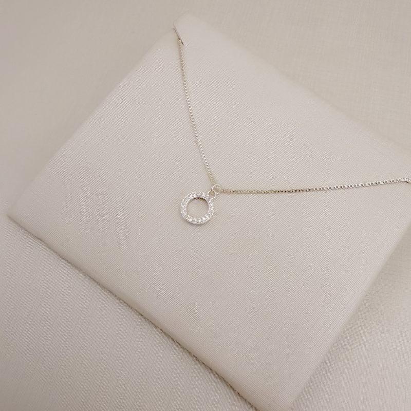 09.2504.1.S - (45) Colar de veneziana com pingente silhueta circulo cravejado