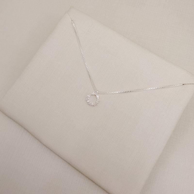 09.2510.1.S - (45) Colar de veneziana com pingente circular em pedra navetes